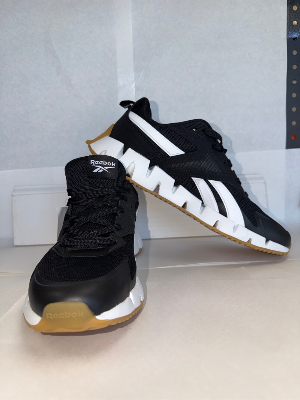 Reebok Men’s Black White & Gum Zig-Style Athletic Sneakers size 11